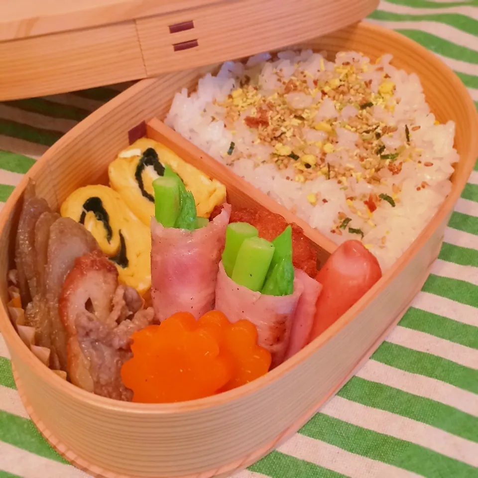 Snapdishの料理写真:唐揚げとアスパラベーコンのお弁当♡|みーしゃさん