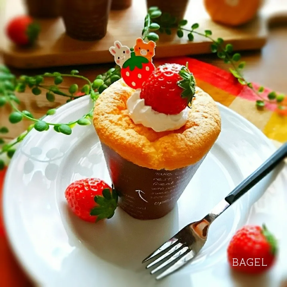 苺のシフォンカップケーキ🍓|BAGELさん