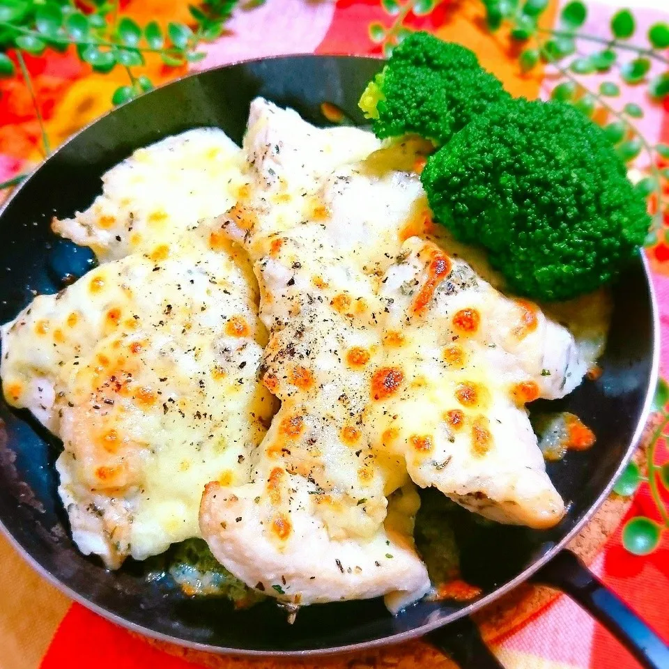 ワインと手軽に一皿❤️鶏むね肉の香草焼きチーズのせ🥂|BAGELさん