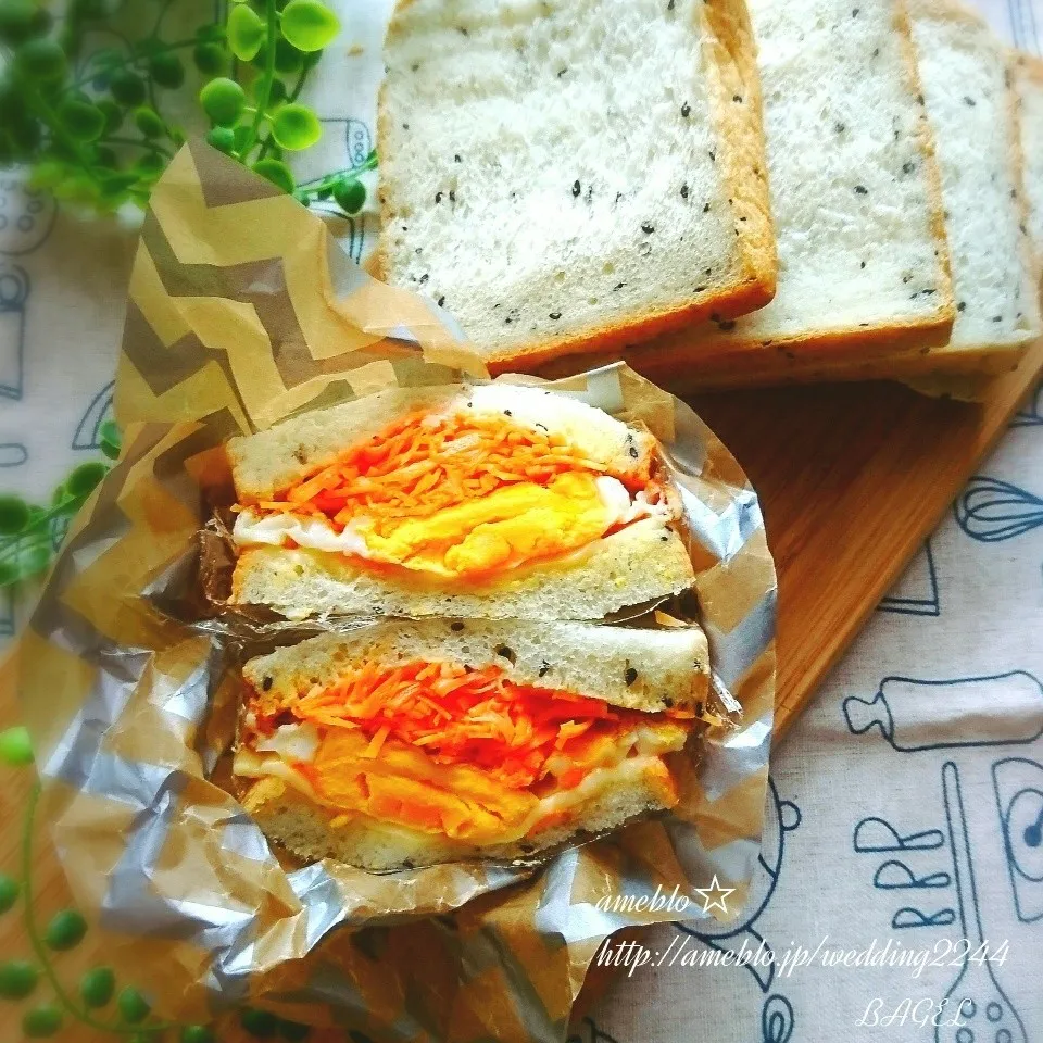 ごま山食で人参ラペ&エッグチーズサンドで朝食☀️🍴|BAGELさん