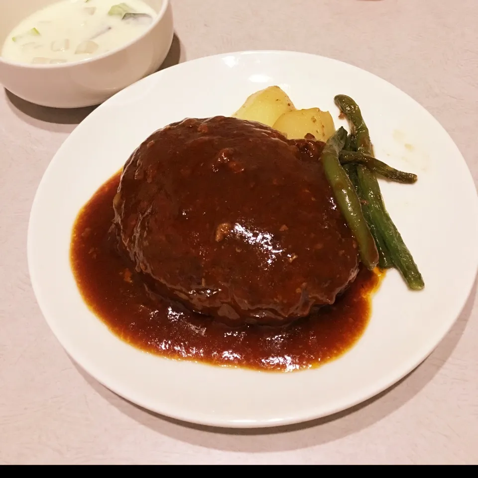 夕飯 ハンバーグ♪ チーズ🧀入ってま~す|☆サトリン☆さん