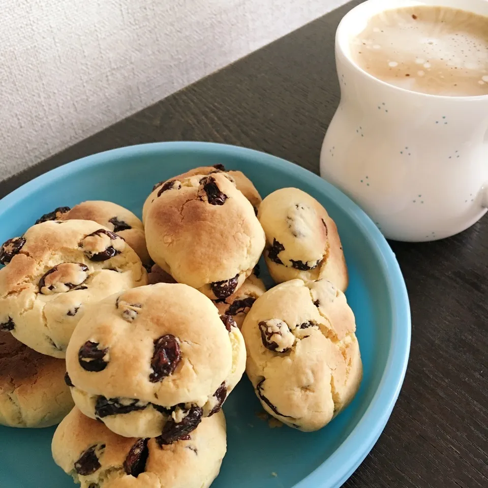 Snapdishの料理写真:ホットケーキミックスでレーズンたっぷりスコーン♡|波海ママさん