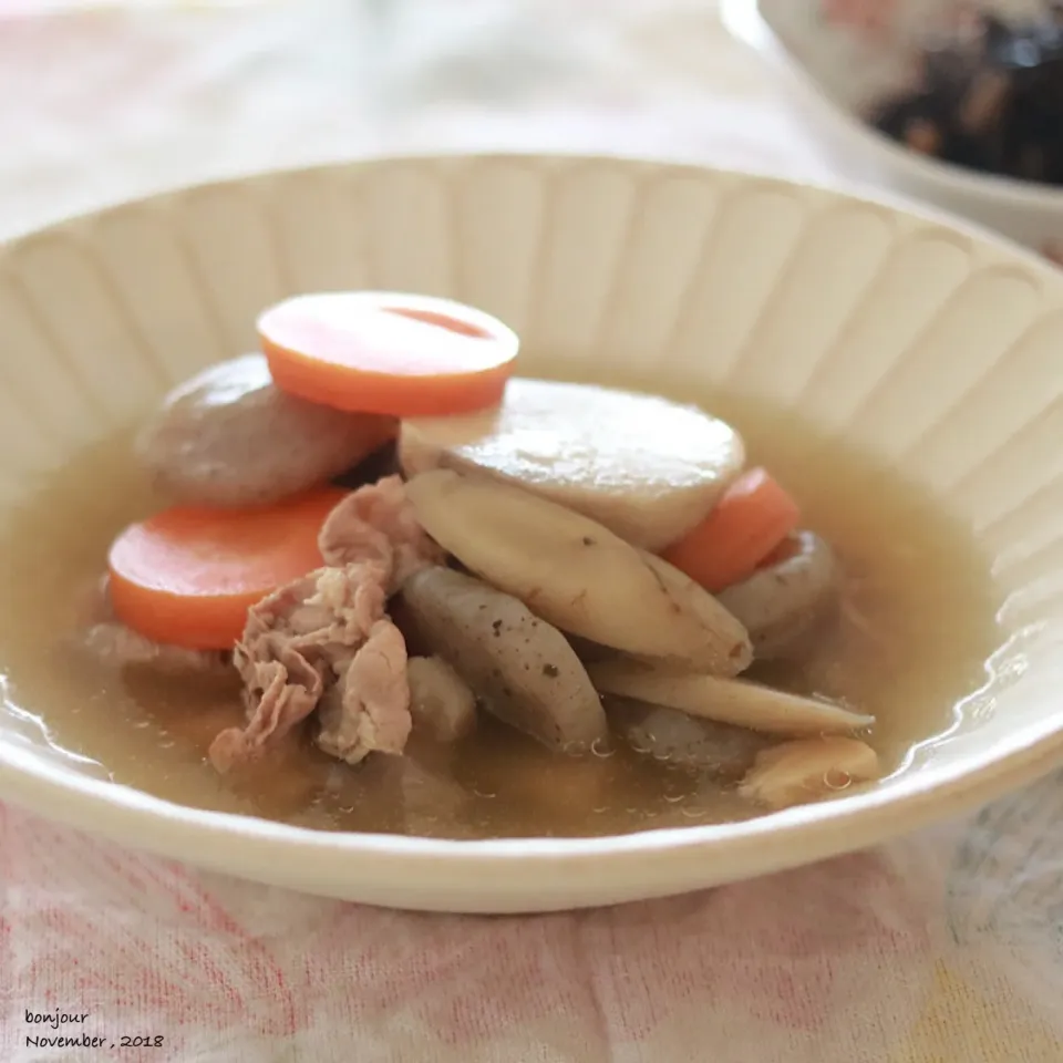 Snapdishの料理写真:牛蒡 里芋 豚肉のスープ🥣|yasuko murakamiさん