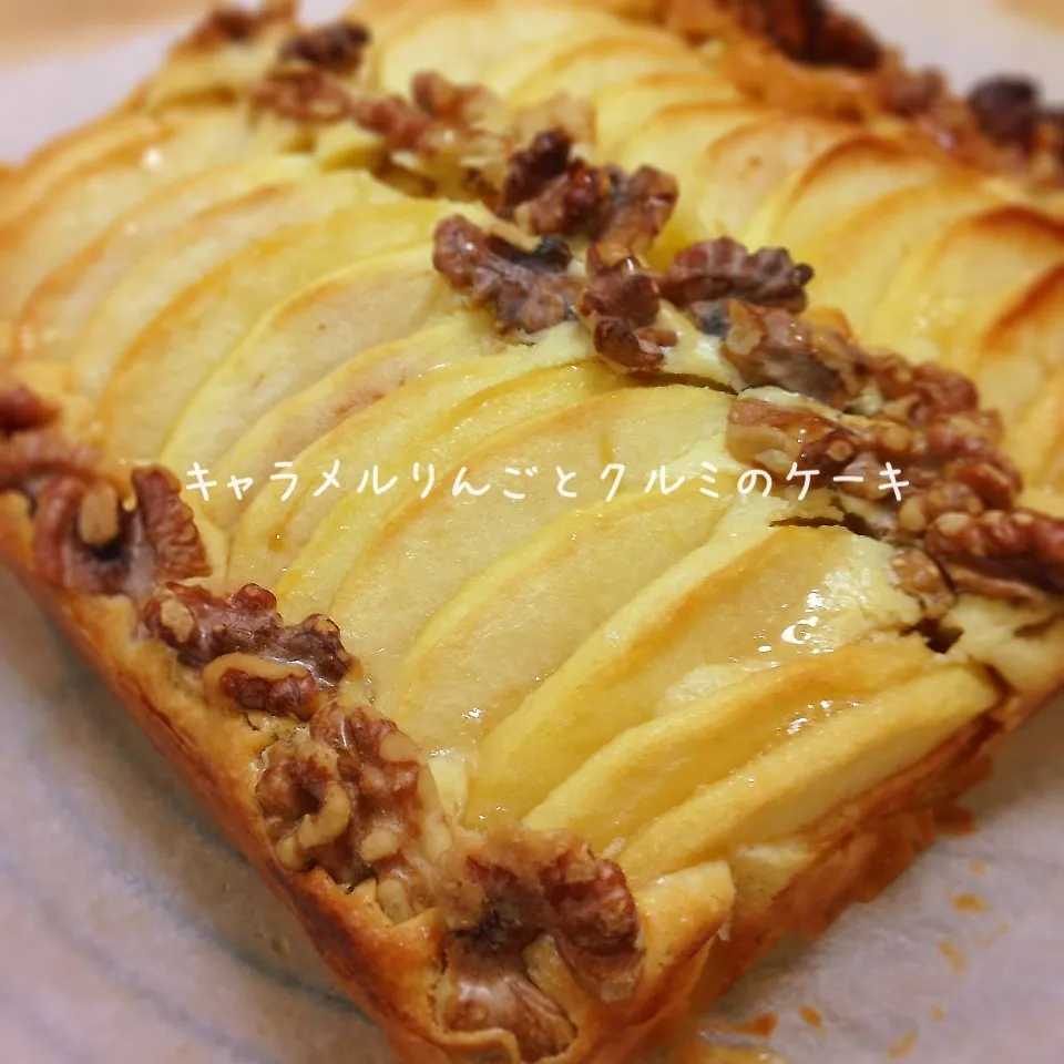 Snapdishの料理写真:キャラメルりんごとクルミのケーキ|okomeさん