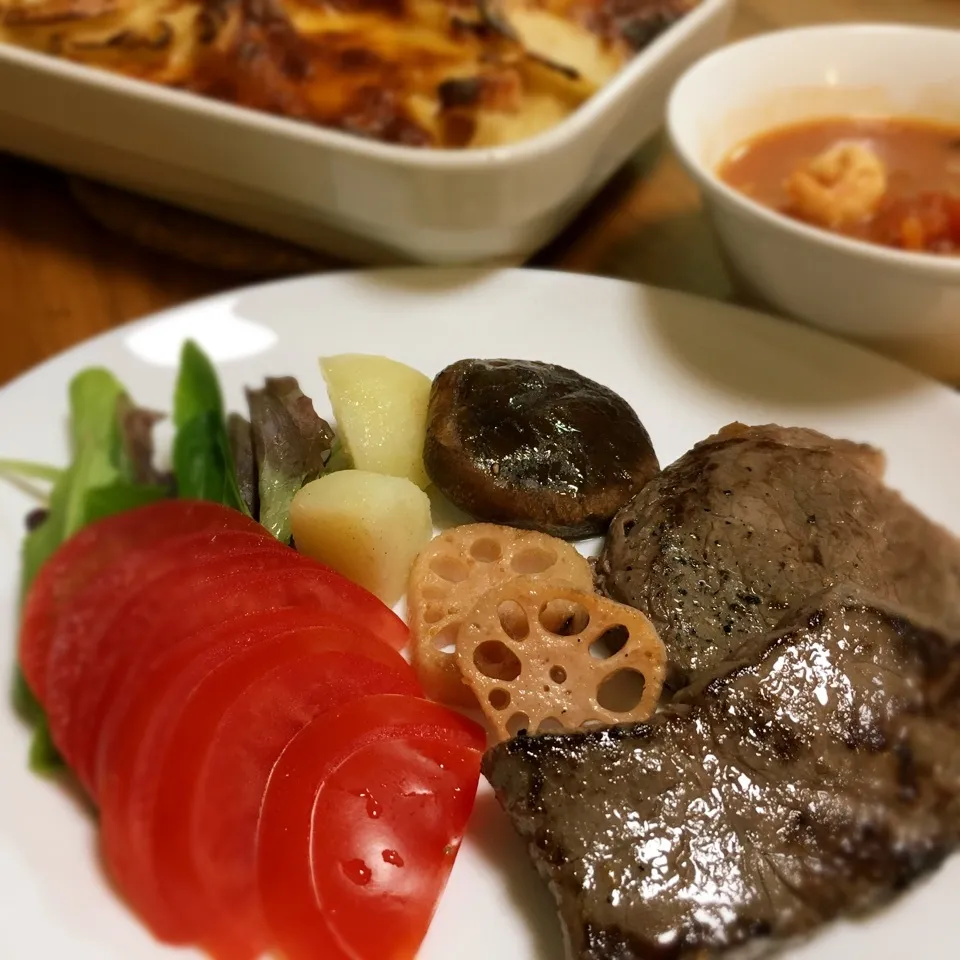 和牛もも肉のステーキとポテトグラタンとシーフードトマトスープ|みかりんさん