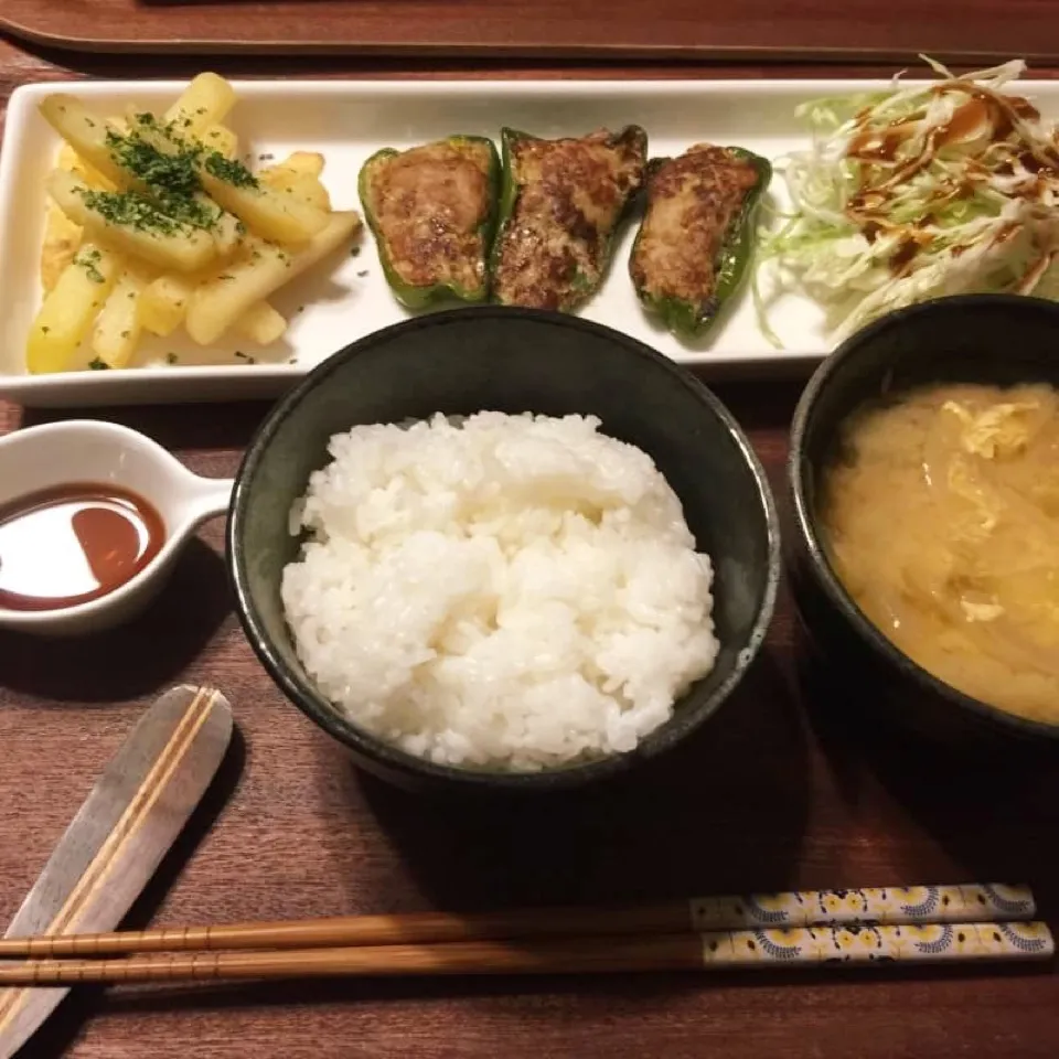 今宵の晩ごはんは、ピーマンの肉詰めだよー😁|01さん