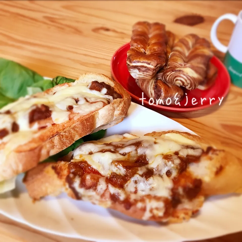 昨晩の残りカレーでカレーチーズバケットとチョコパン|mugiさん