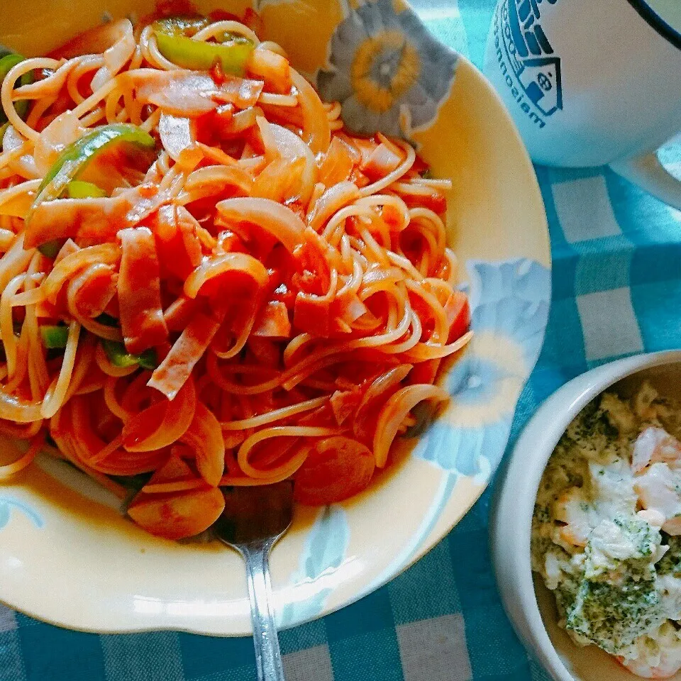 Snapdishの料理写真:今日のランチ☀🍴ナポリタン、ブロッコリーとエビのサラダ🎶|やこめし亭さん