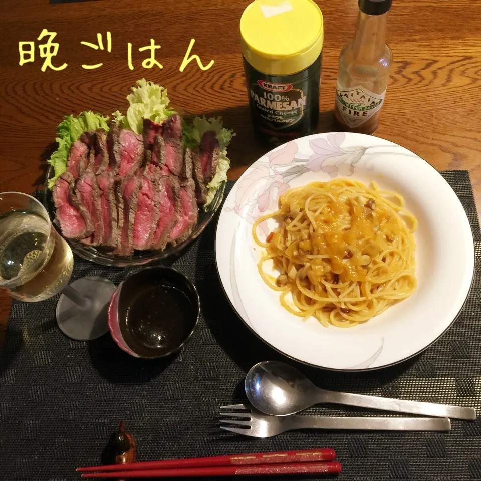 Snapdishの料理写真:ウニとかにしめじトマトクリームパスタ、ローストビーフ、ワイン|yakinasuさん