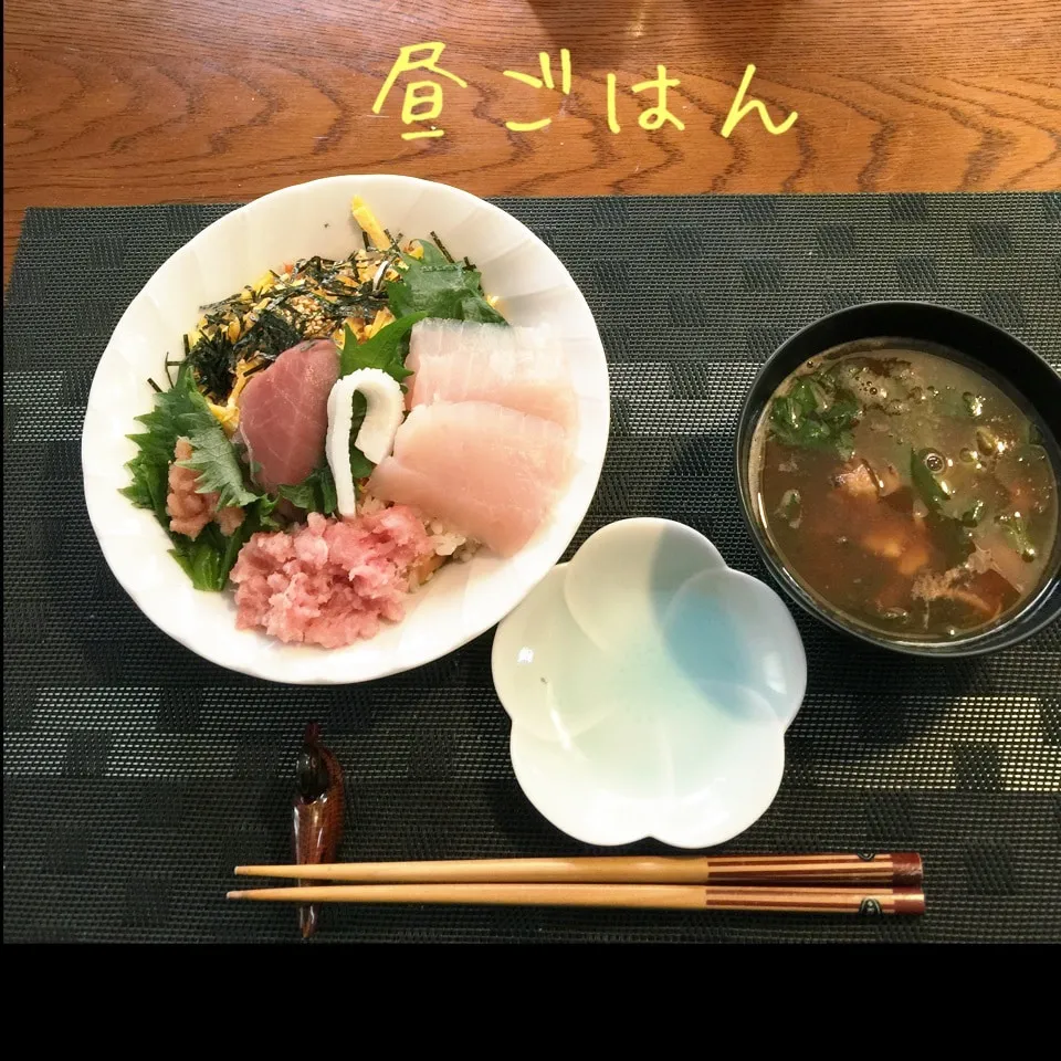 Snapdishの料理写真:チラシ寿司、お味噌汁|yakinasuさん