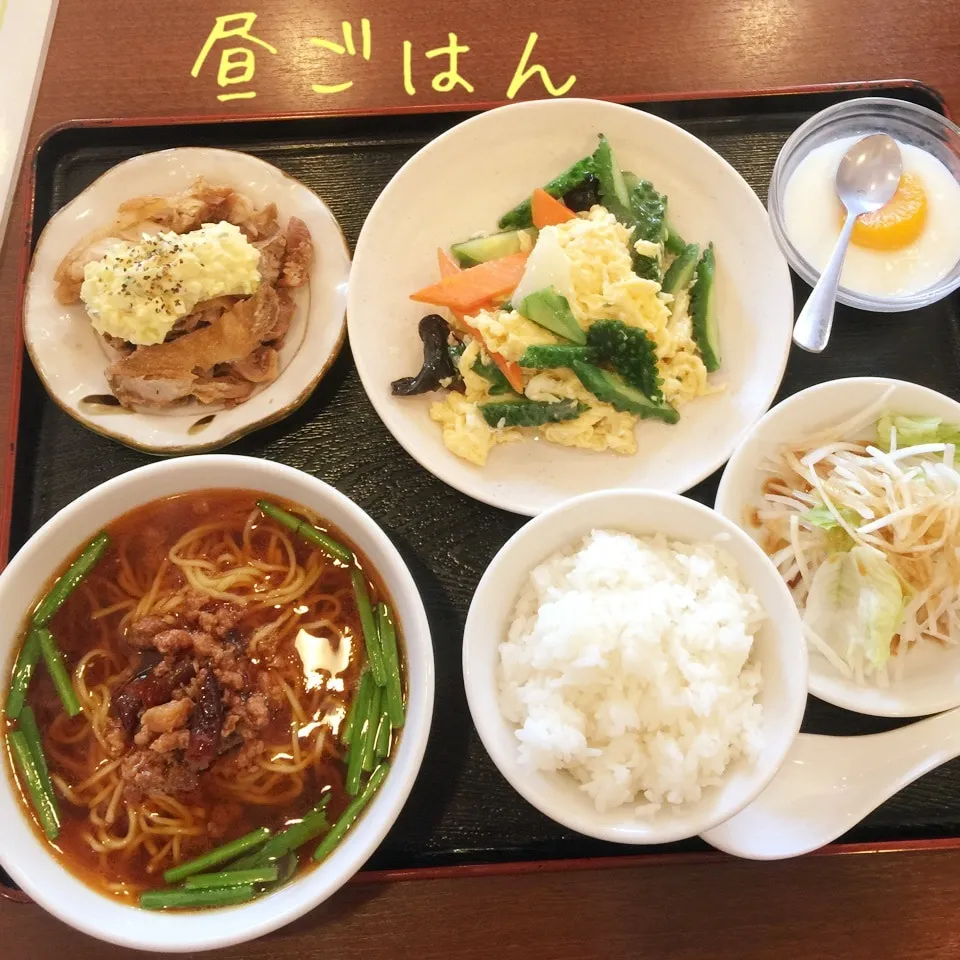 台湾ラーメン、ごーやと卵炒め、油淋鶏、大根サラダ、杏仁豆腐|yakinasuさん