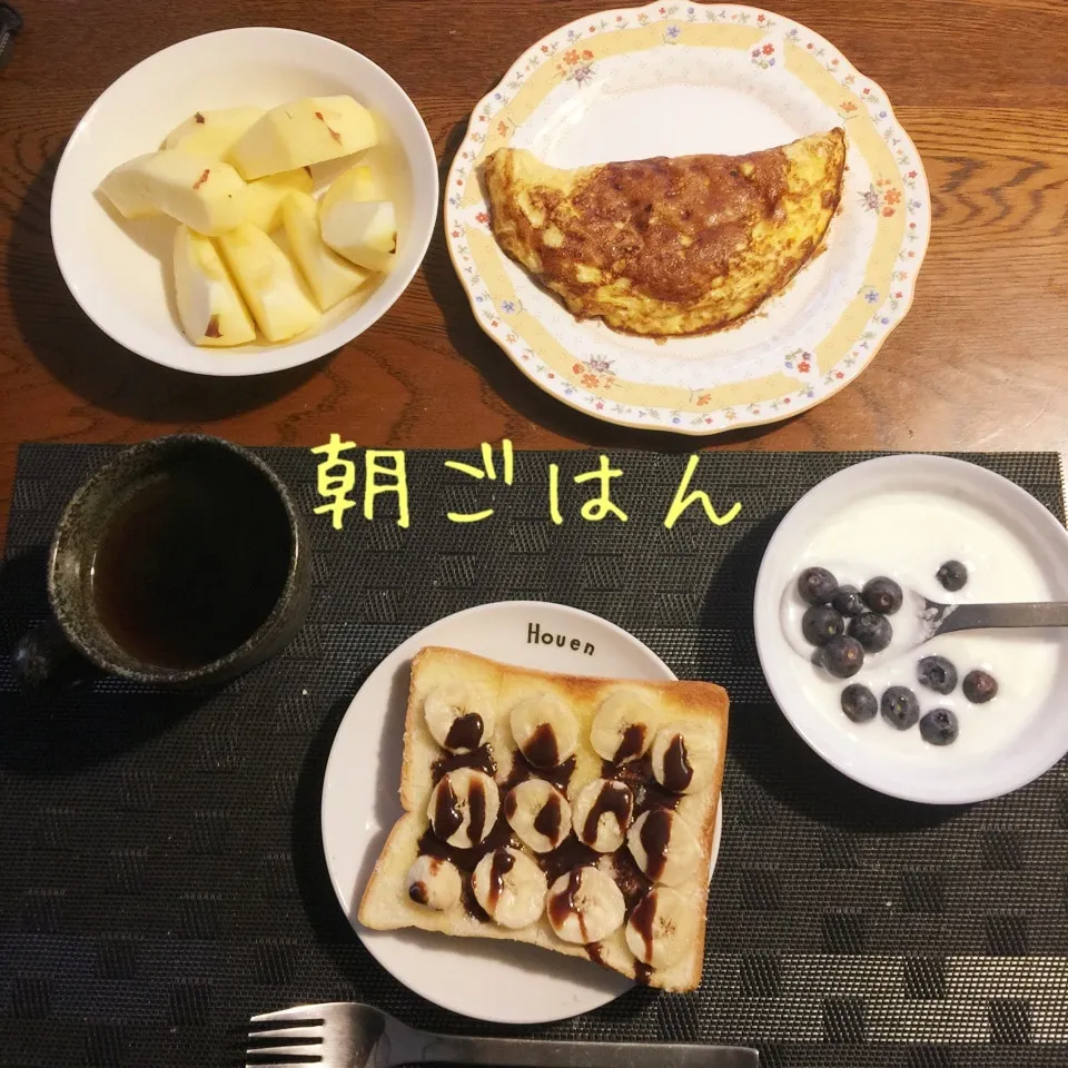 Snapdishの料理写真:チョコバナナトースト、オムレツ、ヨーグルトBB、林檎、紅茶|yakinasuさん