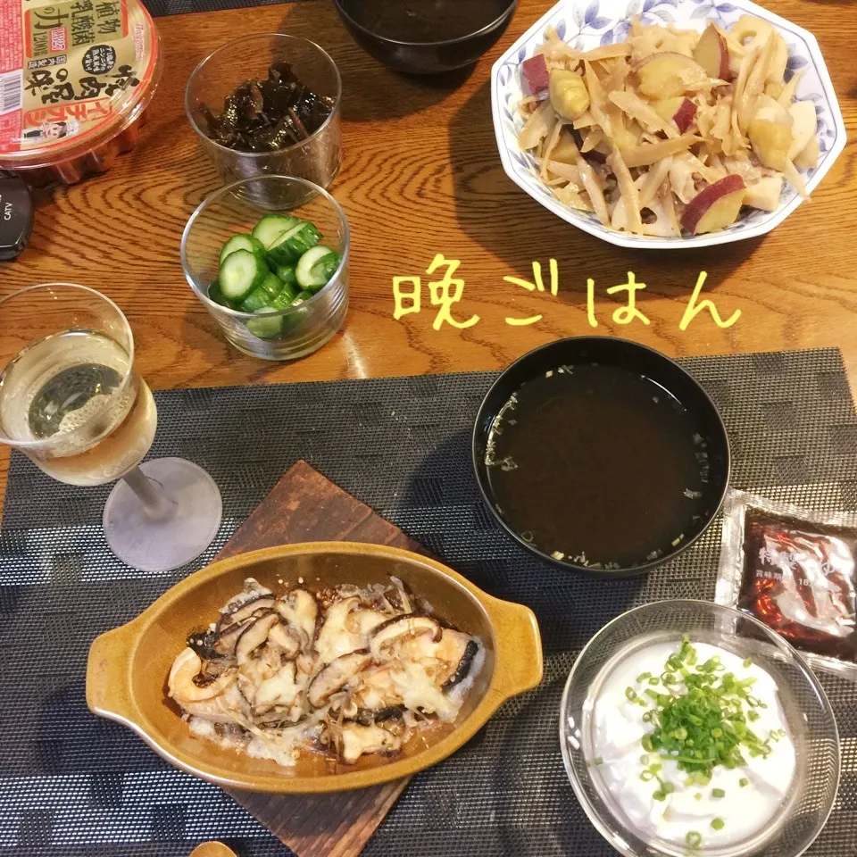 根菜キンピラ、鮭キノコチーズ焼き、おぼろ豆腐、もずくスープ|yakinasuさん