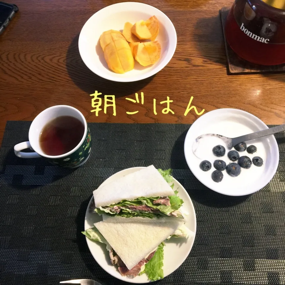 Snapdishの料理写真:ローストビーフサンド、ヨーグルトBB、柿、紅茶|yakinasuさん