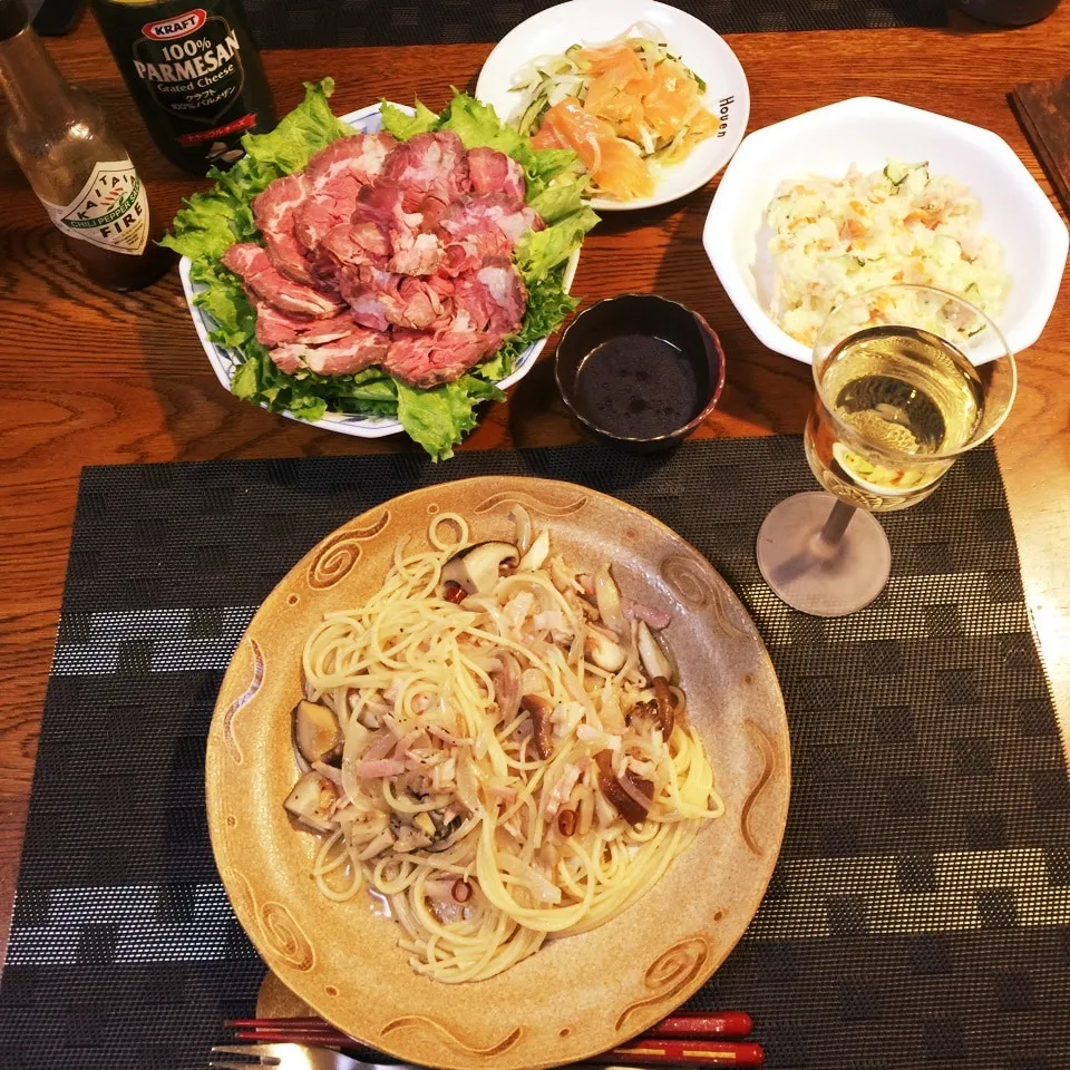 Snapdishの料理写真:牡蠣ベーコンキノコのペペロンチーノ、ローストビーフ、ポテサラ|yakinasuさん