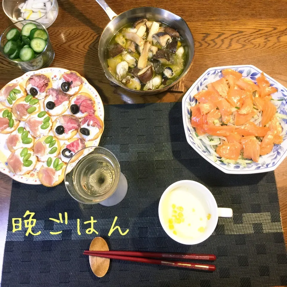 Snapdishの料理写真:牡蠣キノコアヒージョ、スモークサーモンマリネ、カナッペ|yakinasuさん