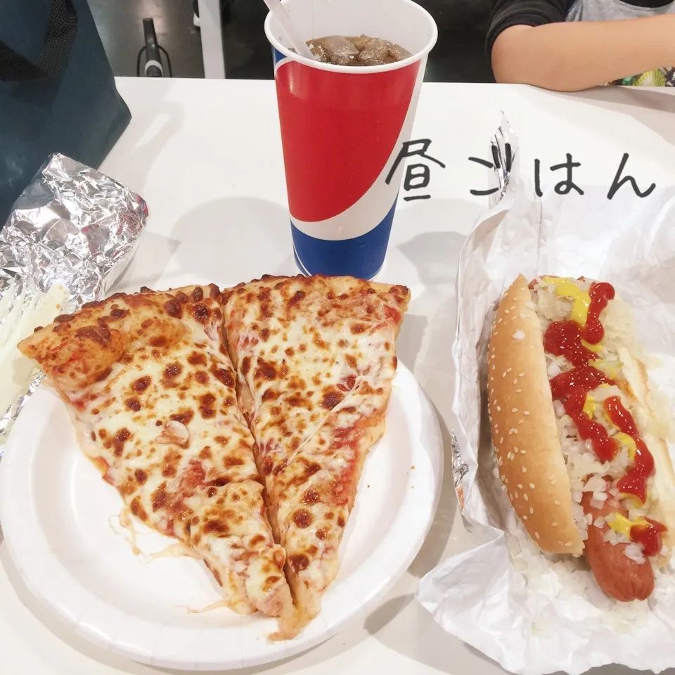 Snapdishの料理写真:コストコで、ピザと、ホットドッグ、コーラ|yakinasuさん