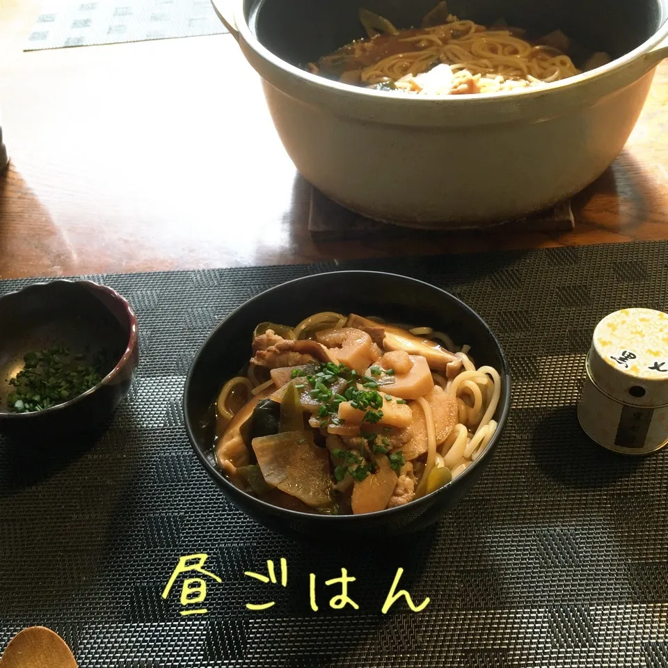 昨夜の豚汁と、100gだけ残っていた半田の麺で、味噌煮込み|yakinasuさん