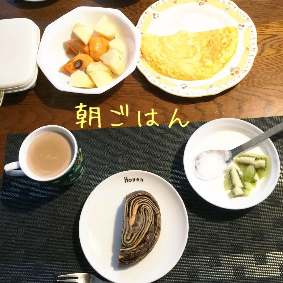 Snapdishの料理写真:チョコクロワッサン、オムレツ、ヨーグルトキウイ、柿、林檎|yakinasuさん