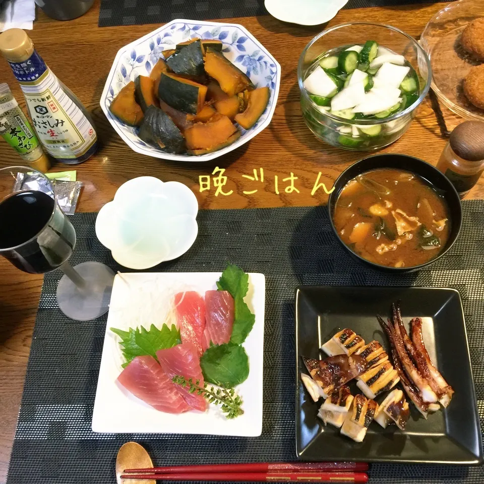 Snapdishの料理写真:鮪刺身、イカ照り焼き、南瓜煮物、蕪胡瓜浅漬け、豚汁、赤ワイン|yakinasuさん