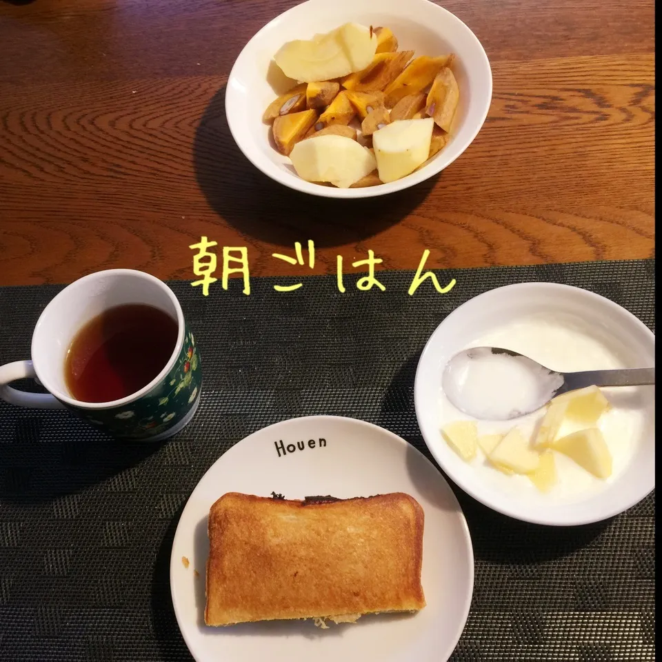 Snapdishの料理写真:キャベツとソーセージホットサンド、ヨーグルト林檎、柿、紅茶|yakinasuさん