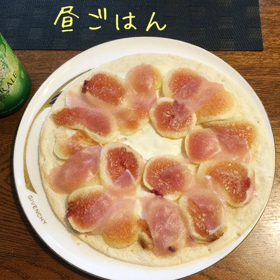 Snapdishの料理写真:クリームチーズとイチジクと生ハムの蜂蜜がけピザ|yakinasuさん