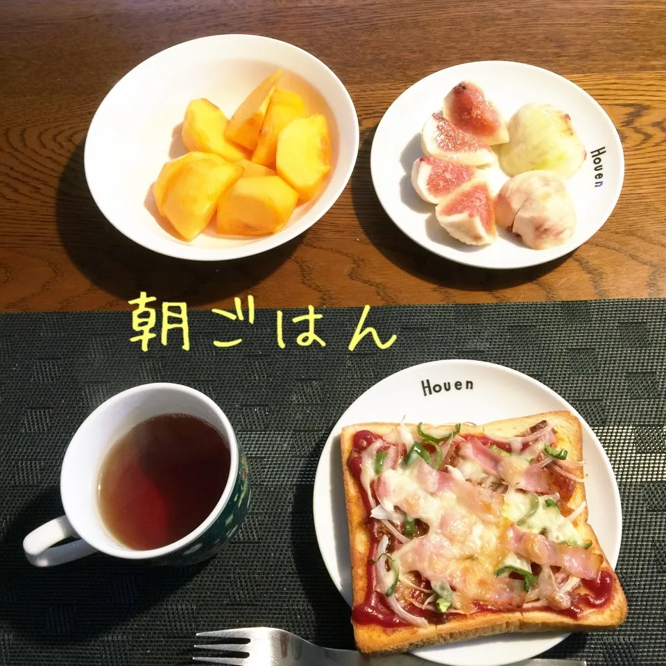 Snapdishの料理写真:ピザトースト、柿、イチジク、紅茶|yakinasuさん