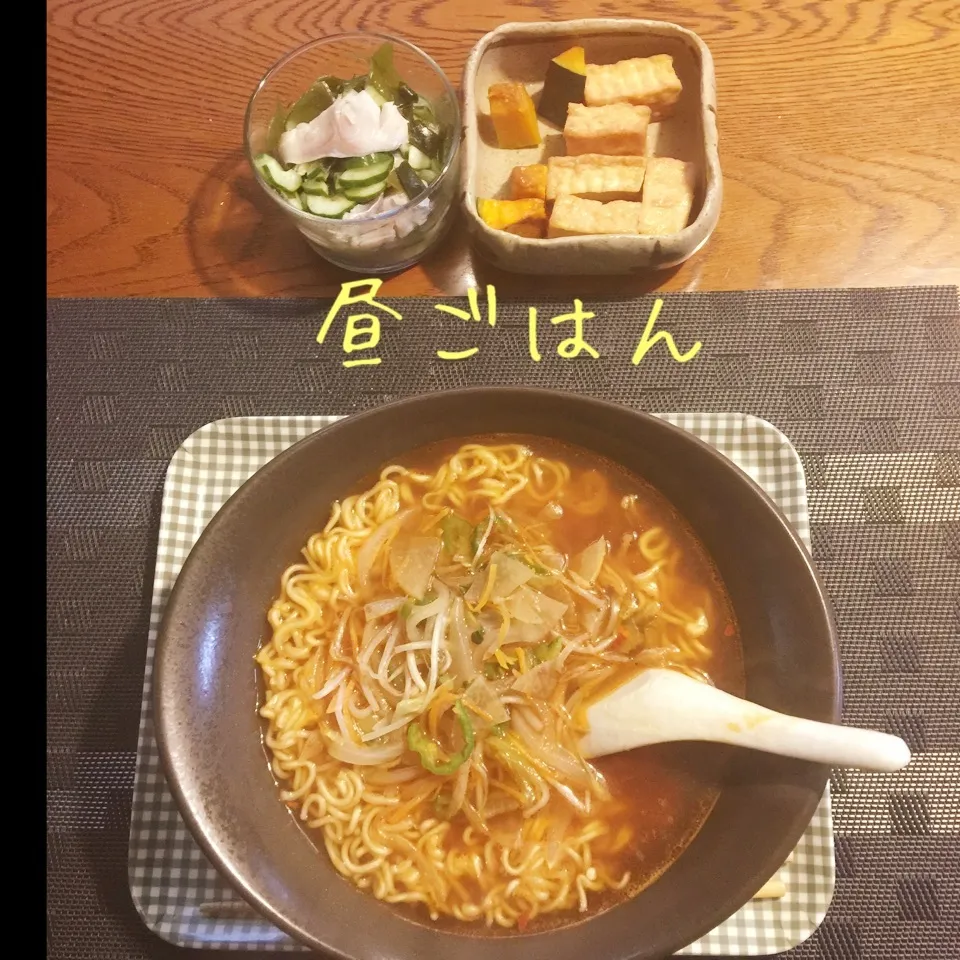 台湾ラーメン、厚揚げ照り煮、胡瓜ワカメしめ鯖酢の物|yakinasuさん