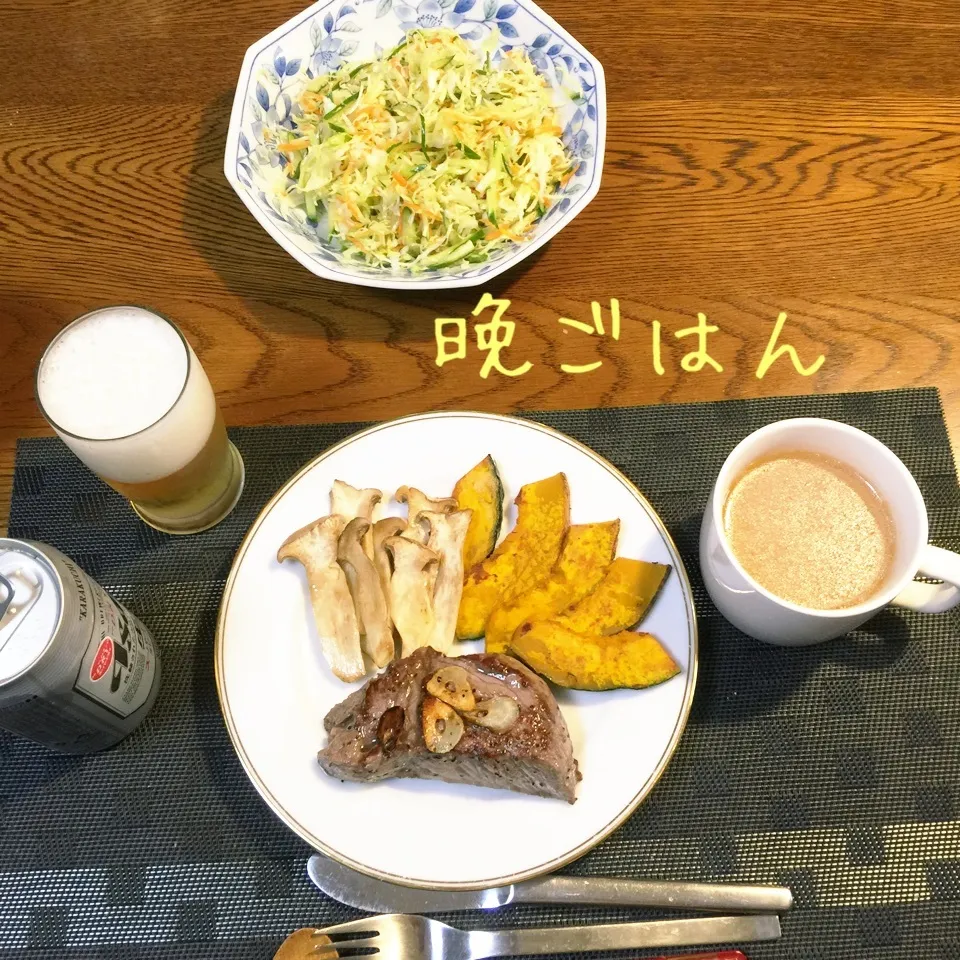 Snapdishの料理写真:ステーキ、南瓜、エリンギ、サラダ、オニオンスープ、ビール|yakinasuさん