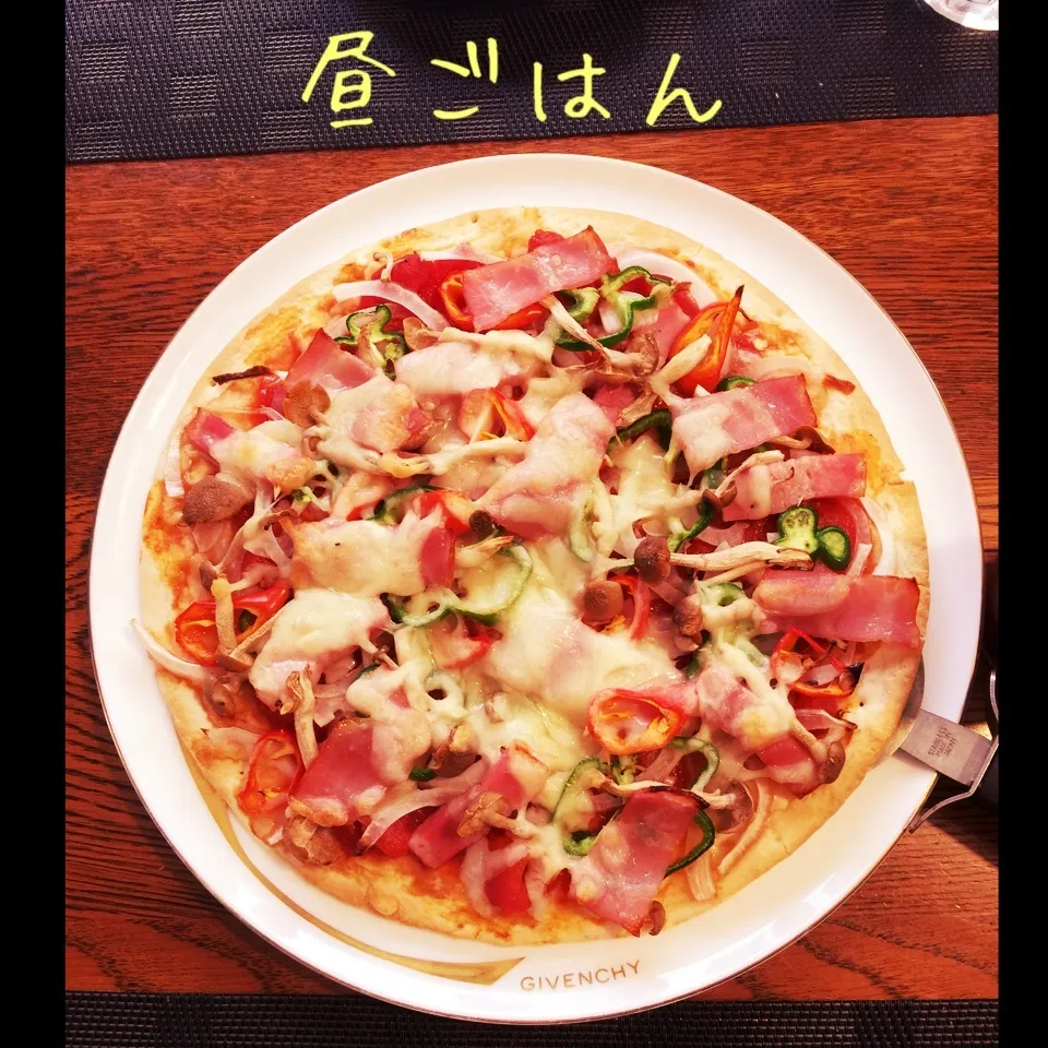 Snapdishの料理写真:トマトソースの、ベーコンと、玉ねぎ、しめじ、シシトウのピザ|yakinasuさん