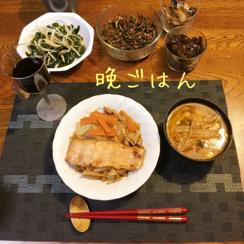 野菜だらけの鮭チャンチヤン焼き、生わかめ玉ねぎワサビドレ|yakinasuさん