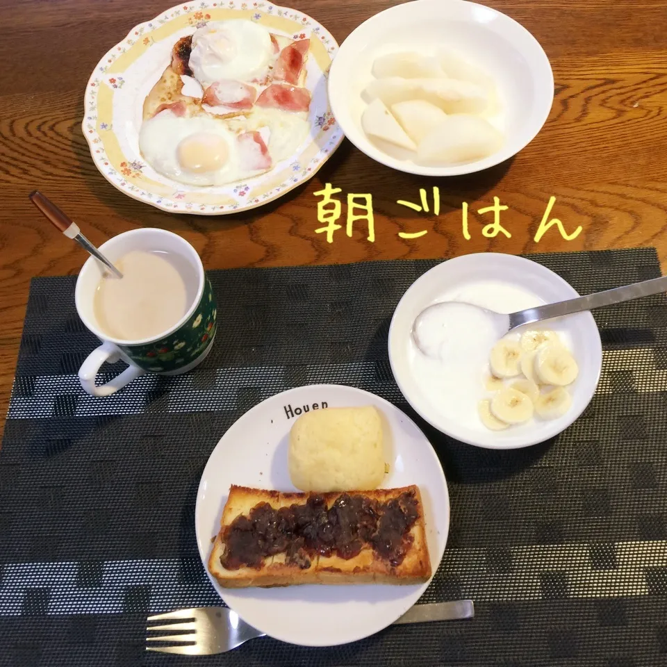 Snapdishの料理写真:小倉トースト、ミニパン、ベーコンエッグ、ヨーグルトバナナ、梨|yakinasuさん