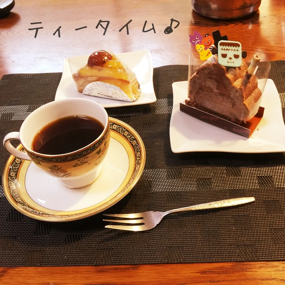 Snapdishの料理写真:マロンタルト、コーヒー、ハロウィン仕様のチョコケーキ|yakinasuさん