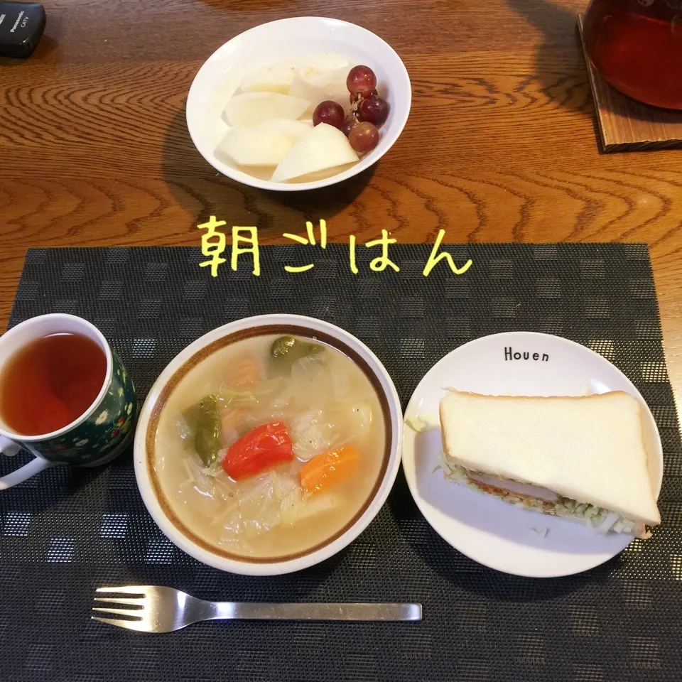 Snapdishの料理写真:カツサンド、ポトフ、梨、葡萄、紅茶|yakinasuさん