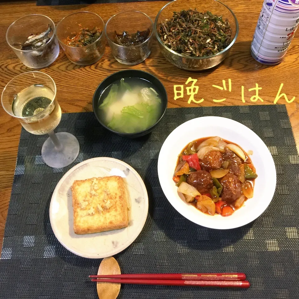 肉団子酢豚風、厚揚げ素焼き、ぴーまんとじゃこ煮物、スープ|yakinasuさん