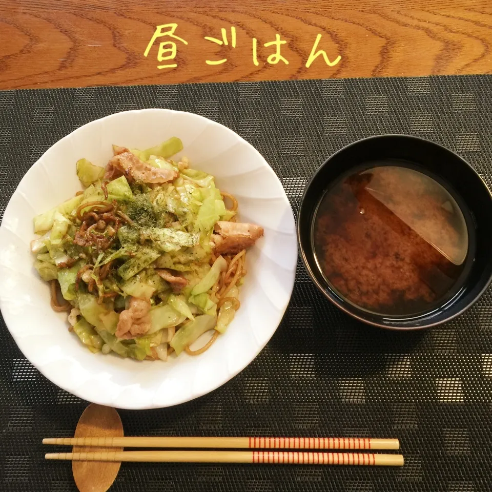 Snapdishの料理写真:ソース焼きそば、味噌汁|yakinasuさん