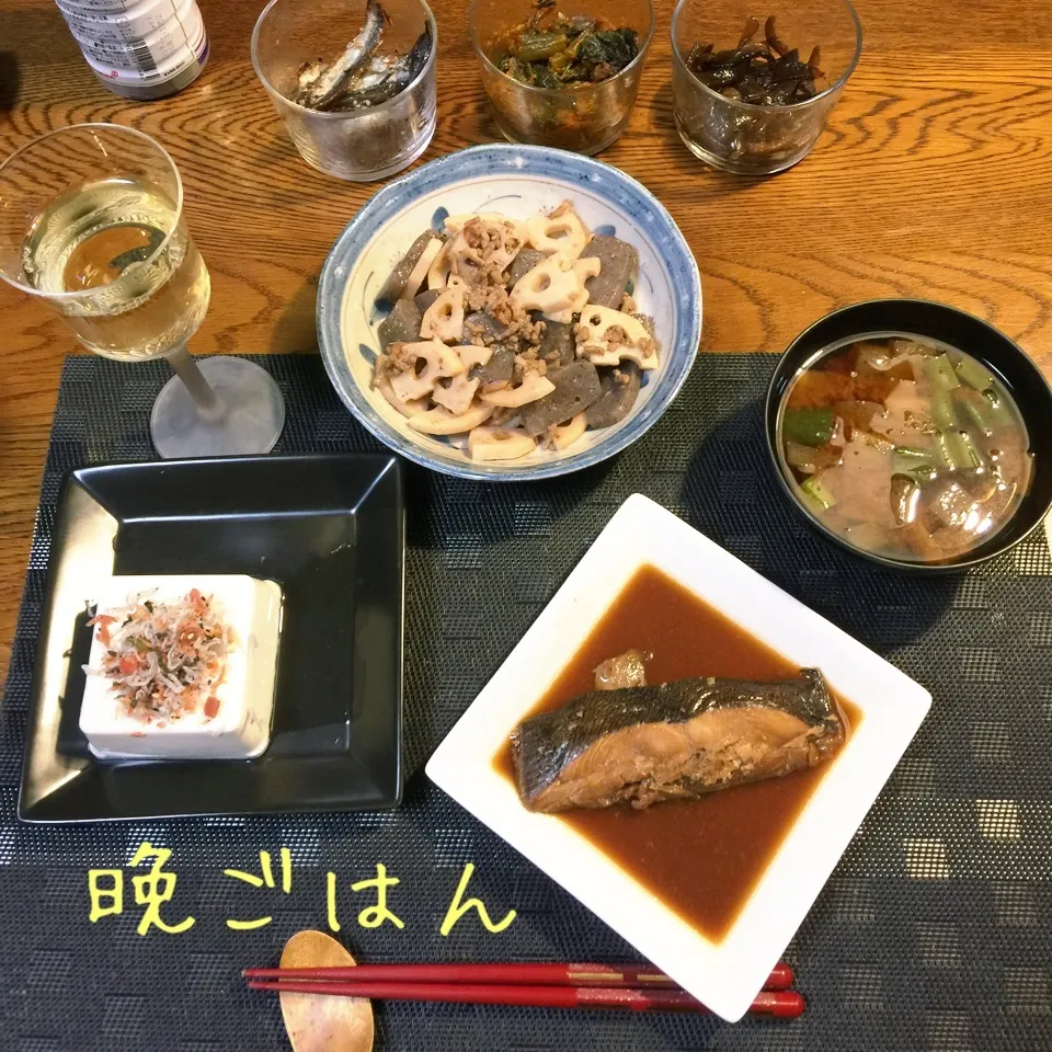 Snapdishの料理写真:蓮根とこんにゃくそぼろ煮、かれい煮付け、梅しらす冷奴、味噌汁|yakinasuさん