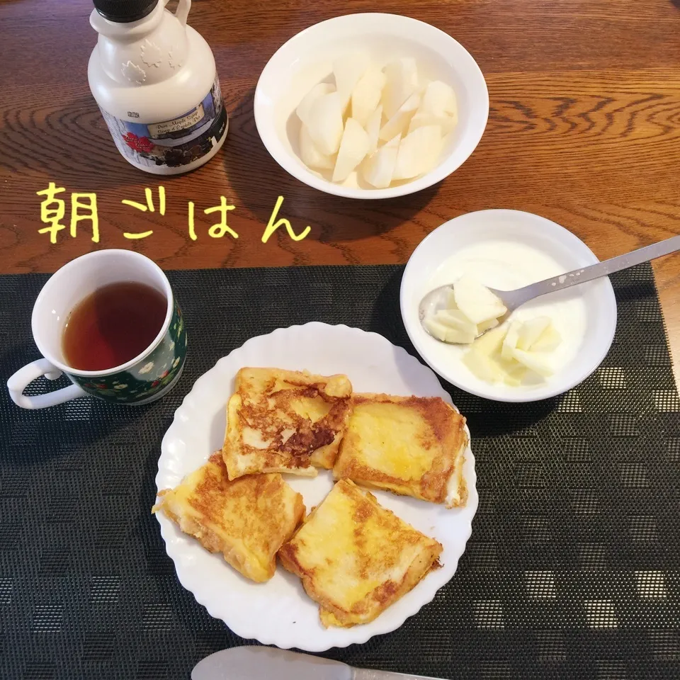 Snapdishの料理写真:フレンチトースト、ヨーグルト林檎、梨、紅茶|yakinasuさん