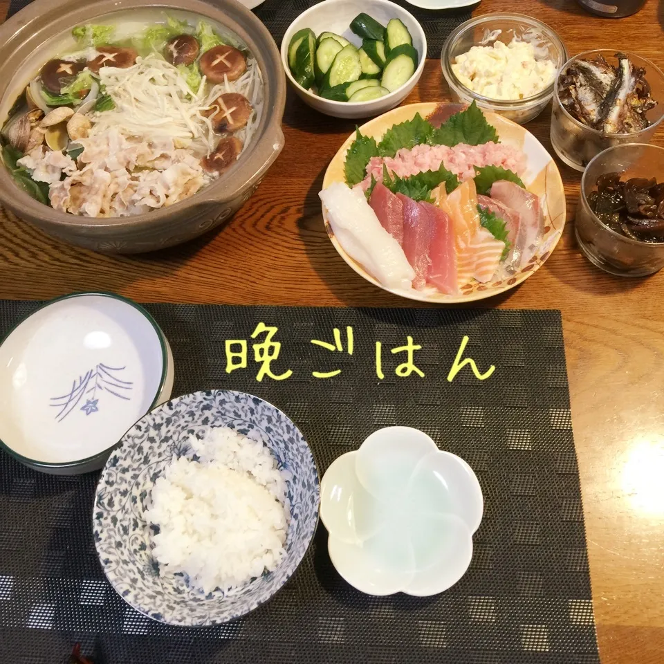 Snapdishの料理写真:アサリと白菜と豚バラ鍋に入れ、お刺身、ごはん|yakinasuさん