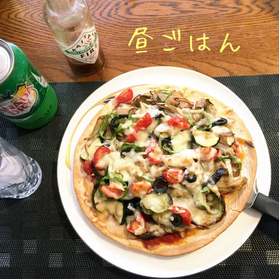 Snapdishの料理写真:トマトソースの野菜たっぷりピザ|yakinasuさん