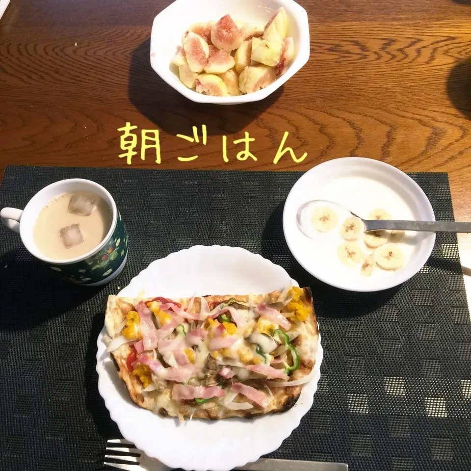 Snapdishの料理写真:ナンピザ、ヨーグルトバナナ、イチジク、カフェオレ|yakinasuさん