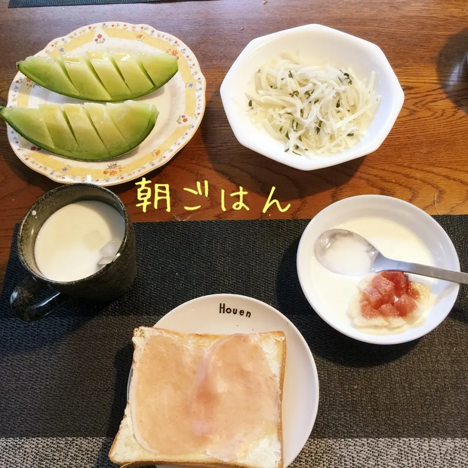 Snapdishの料理写真:クリチ生ハムトースト、ヨーグルトイチジク、大サラダ、メロン|yakinasuさん