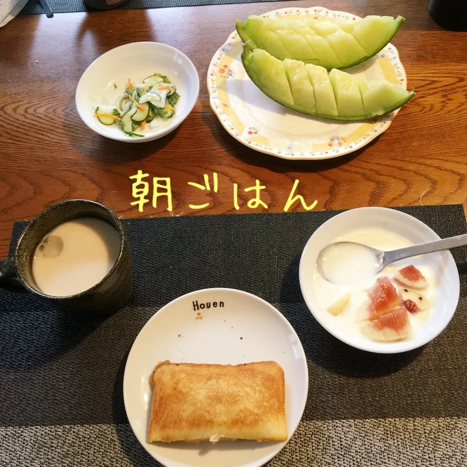 Snapdishの料理写真:ポテトガレットホットサンド、ヨーグルトイチジク、メロン|yakinasuさん