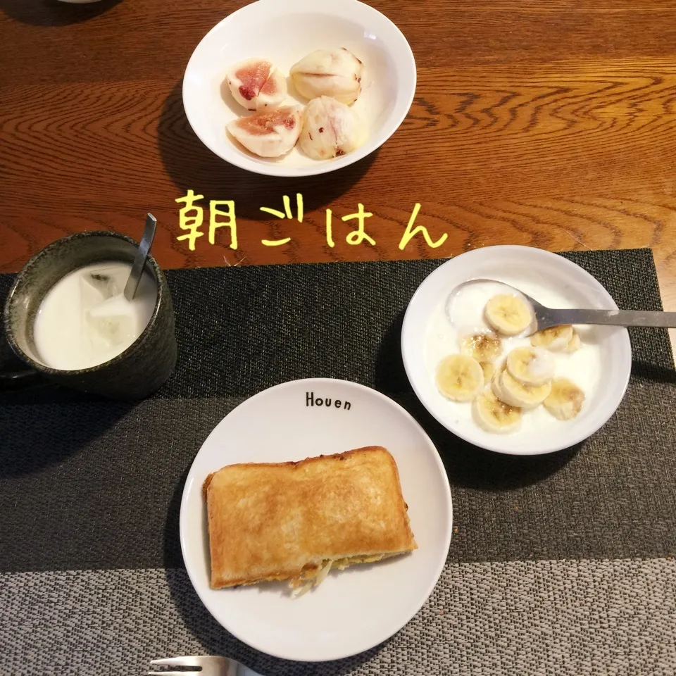 Snapdishの料理写真:キャベツ煮豚玉子ホットサンド、ヨーグルトバナナ、イチジク、|yakinasuさん