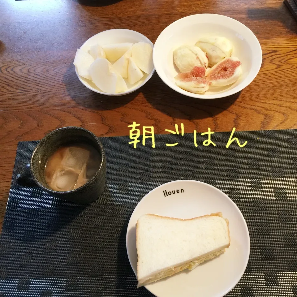 ポテトサラダ玉子サンド、イチジク、梨、カフェオレ|yakinasuさん