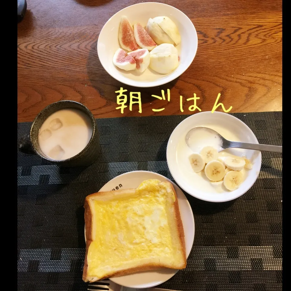 Snapdishの料理写真:エッグウインドウ、ヨーグルトバナナ、イチジク、カフェオレ|yakinasuさん