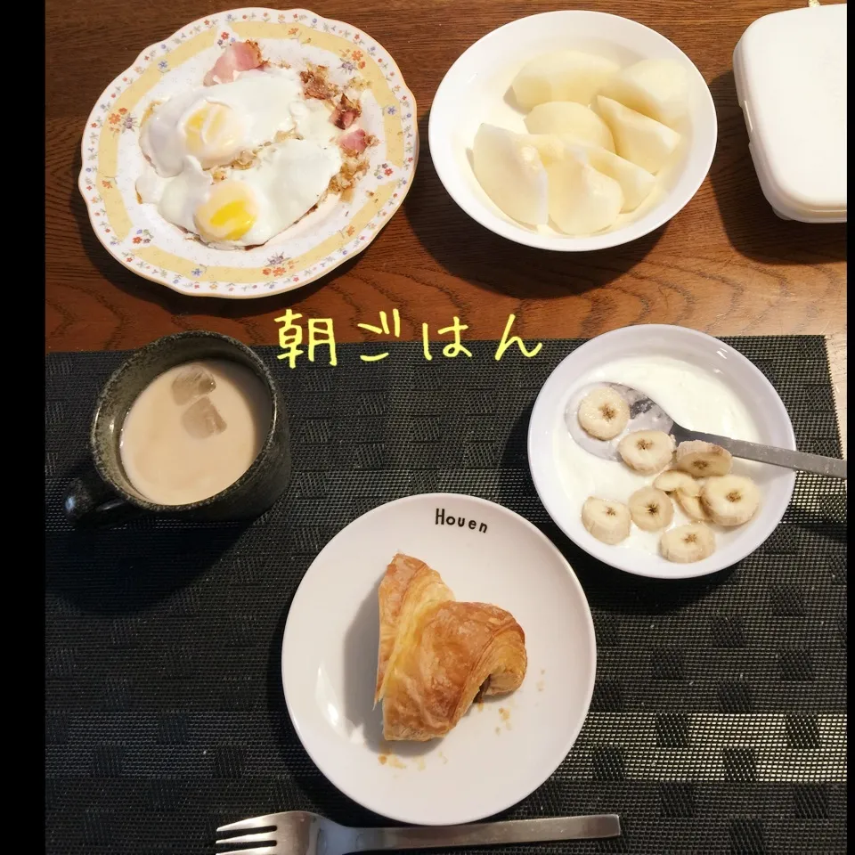 Snapdishの料理写真:チョコ入りクロワッサン、ベーコンエッグ、ヨーグルトバナナ、梨|yakinasuさん