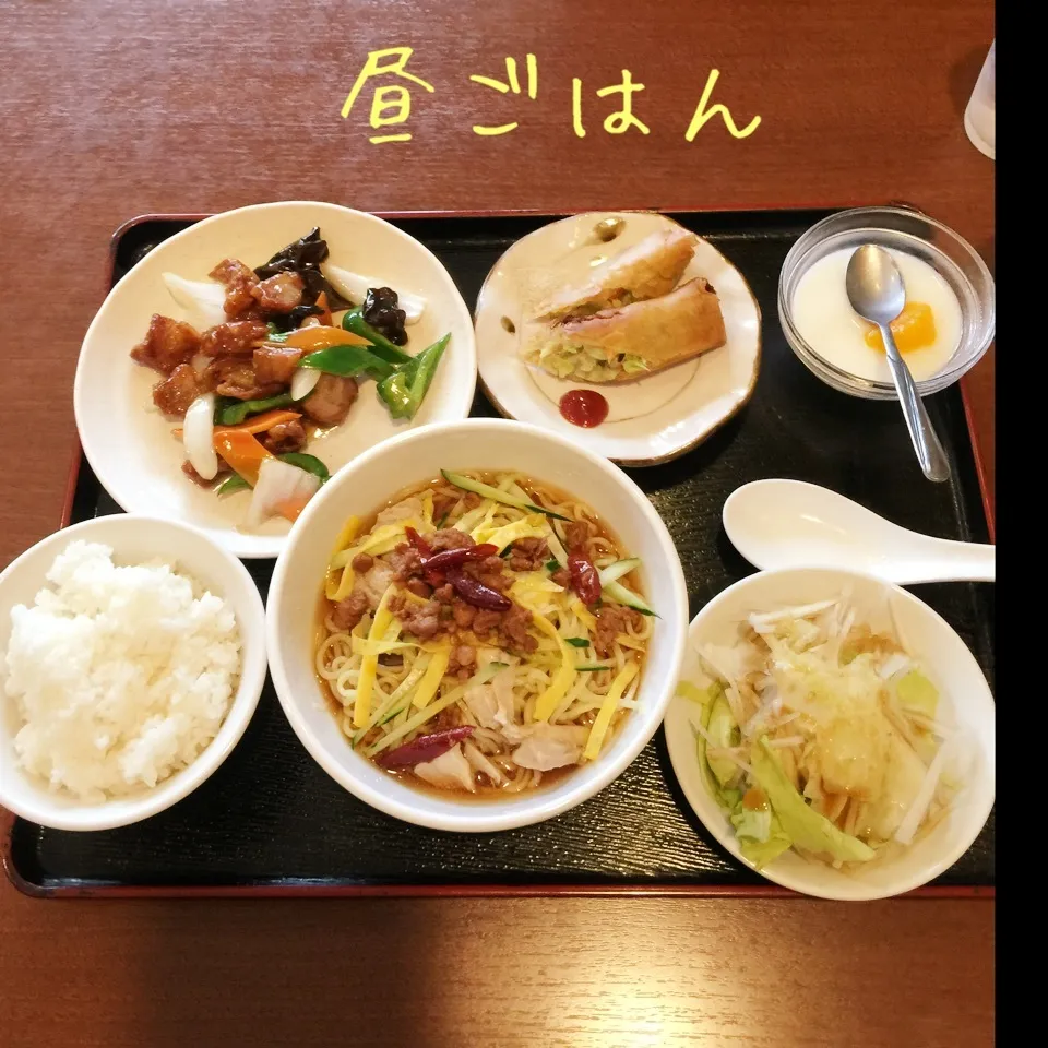 台湾冷麺、春巻、鶏と野菜炒め、サラダ、杏仁豆腐、ごはん|yakinasuさん