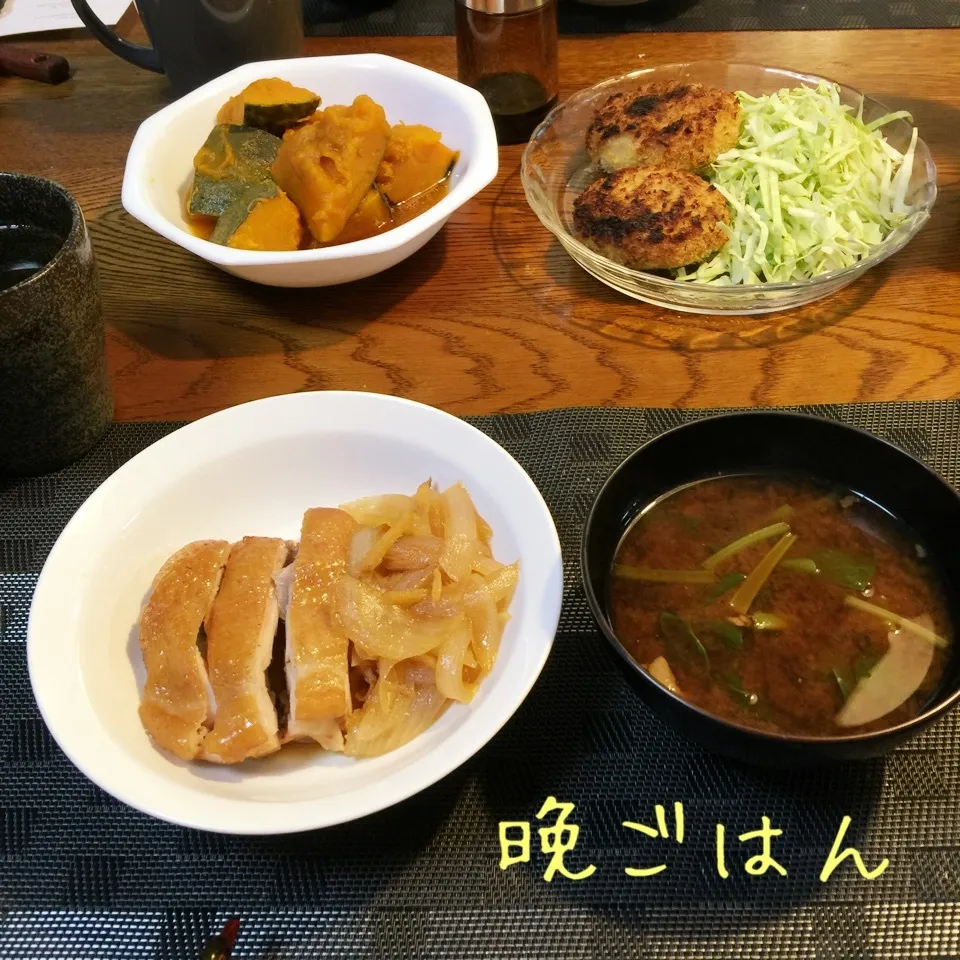 Snapdishの料理写真:鶏モモ肉玉ねぎのトロトロ煮、コロッケ、南瓜煮物、味噌汁|yakinasuさん