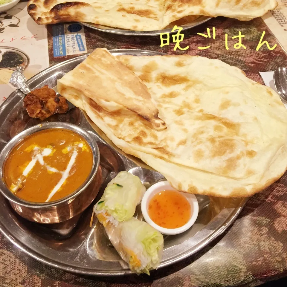 Snapdishの料理写真:ナン、チキンカレー、生春巻き、タンドリー手羽元、サラダ、|yakinasuさん